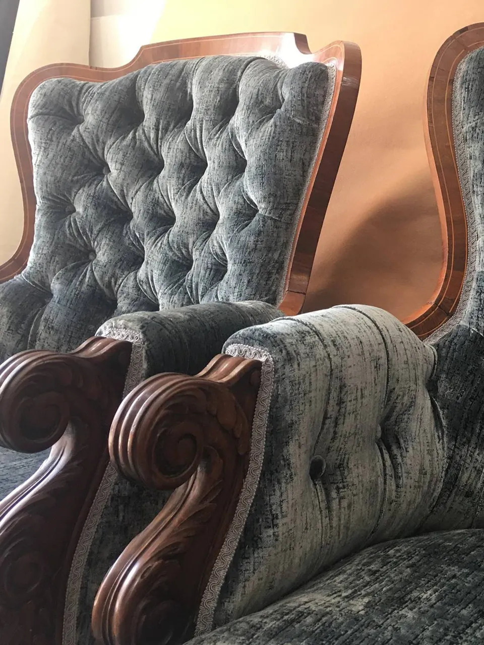Silla restaurada con materiales de primera calidad con tela aterciopelada