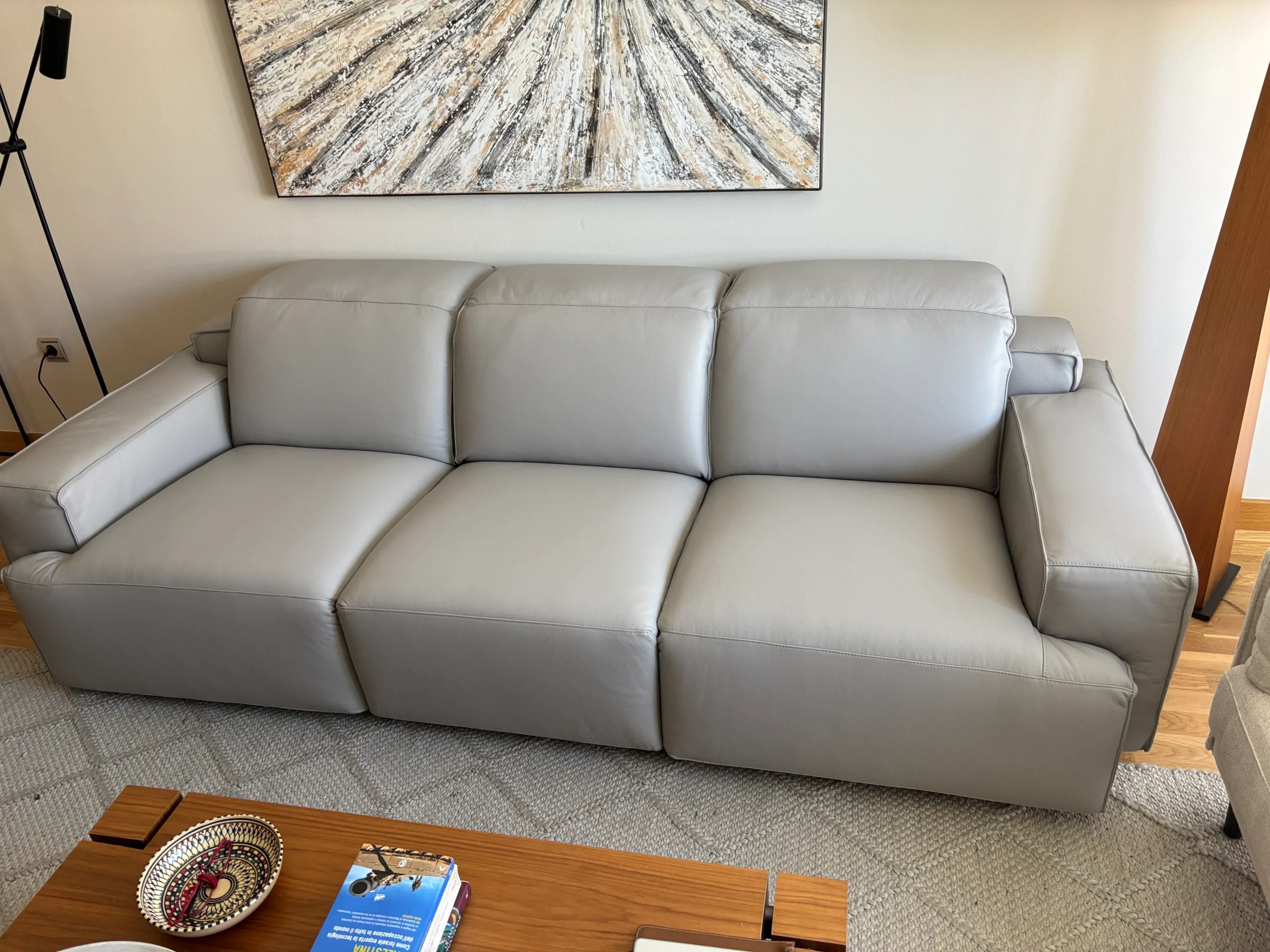 Silla restaurada con materiales de primera calidad con tela aterciopelada